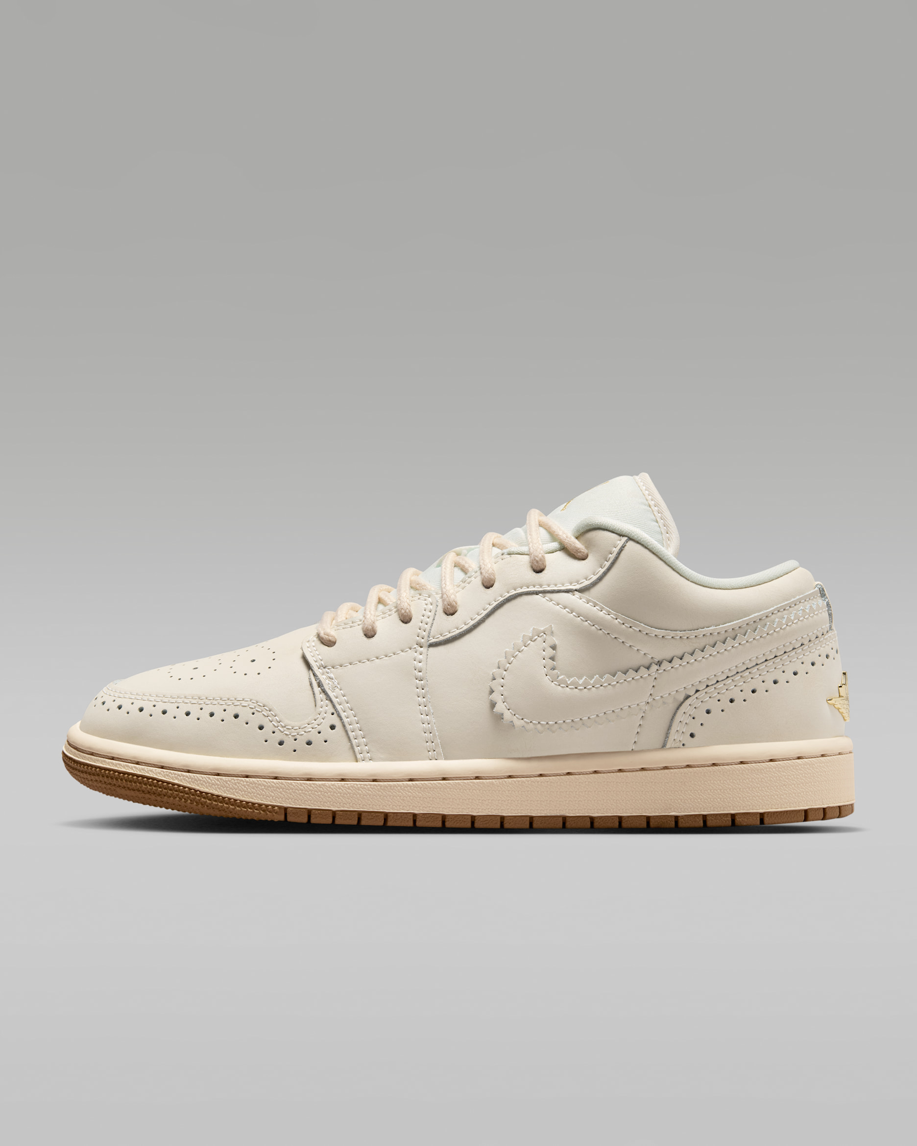 靴 NIKE Women's AIR JORDAN 1 LOW SE GOLD Air Jordan 1 Low SE Women's Shoes. Nike.com